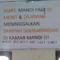 Nasib kalau pakai kamar mandi beramai-ramai gini nih. Kamu pernah mengalami masa-masa jadi anak kos kayak gini nggak? Foto: Twitter/@txtdarikostan