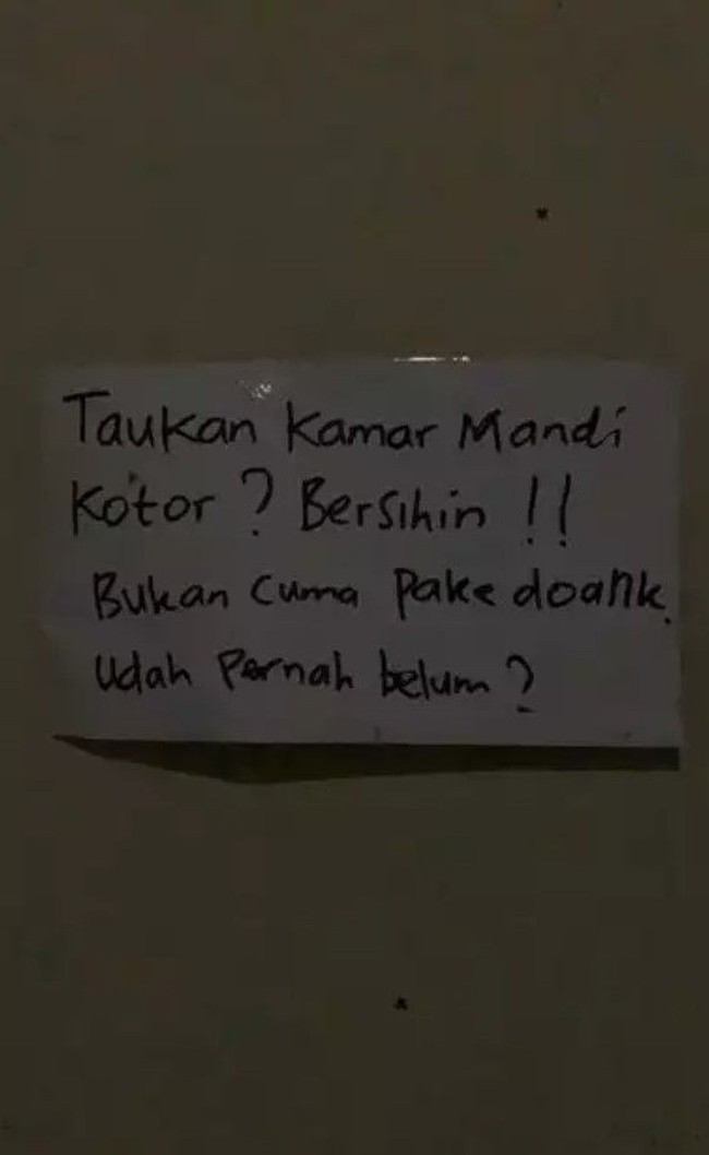 Paling apes kalau kamu yang suka bersih-bersih dipertemukan dengan penghuni lain yang juga memakai kamar mandi yang sama tapi nggak pernah mau bersih-bersih. Kalau gini sih yaudah deh nasib. Foto: Twitter/@txtdarikostan