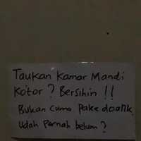 Paling apes kalau kamu yang suka bersih-bersih dipertemukan dengan penghuni lain yang juga memakai kamar mandi yang sama tapi nggak pernah mau bersih-bersih. Kalau gini sih yaudah deh nasib. Foto: Twitter/@txtdarikostan