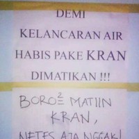 Peringatan di kamar mandi kos yang satu ini sudah terdengar galak, juga menyebalkan. Gimana mau matiin kalau airnya saja enggak keluar. Foto: Twitter/@txtdarikostan