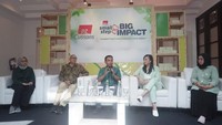 Direktur Pengurangan Sampah, Direktorat Jenderal Pengelolaan Sampah, Limbah dan B3 (PSLB3), KLHK Vinda Damayanti Ansjar bersama Senior Vice President IAPMO Group Indonesia Shirley Dewi, dan Head of Packaging Asia, PZ Cussons Parthesh Dave, mendengarkan pembicaraan Head of Marketing, PZ Cussons Indonesia Riza Arief Rahman, disaksikan Director of Corporate Communications, PZ Cussons Indonesia Elly Mustrianita, di Jakarta. 