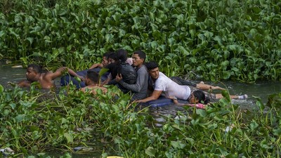 Perjuangan Migran Sebrangi Rawa demi Masuk ke AS