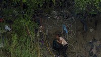 Mereka sampai rela melakukan segala cara untuk melintasi perbatasan itu, salah satunya berenang di sungai.  