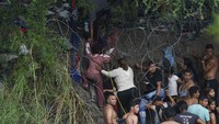 Di antara migran itu banyak anak-anak yang terpaksa harus ikut diajak melintasi sungai dan merayap di hulu sungai.  