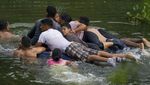 Perjuangan Migran Sebrangi Rawa demi Masuk ke AS
