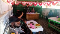 Hal yang sama disampaikan oleh salah satu tokoh masyarakat yaitu, Wilo Tabuni, yang akan selalu bekerja sama baik dengan pihak Pos TNI maupun pihak Polsek agar Distrik Bolakme aman, nyaman dan tenteram. 