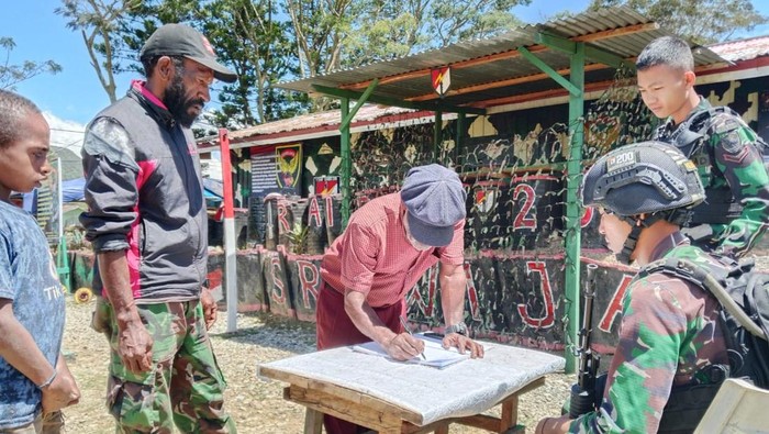 Perkenalan Humanis Satgas Yonif Raider 200/BN di Bolakme Jayawijaya