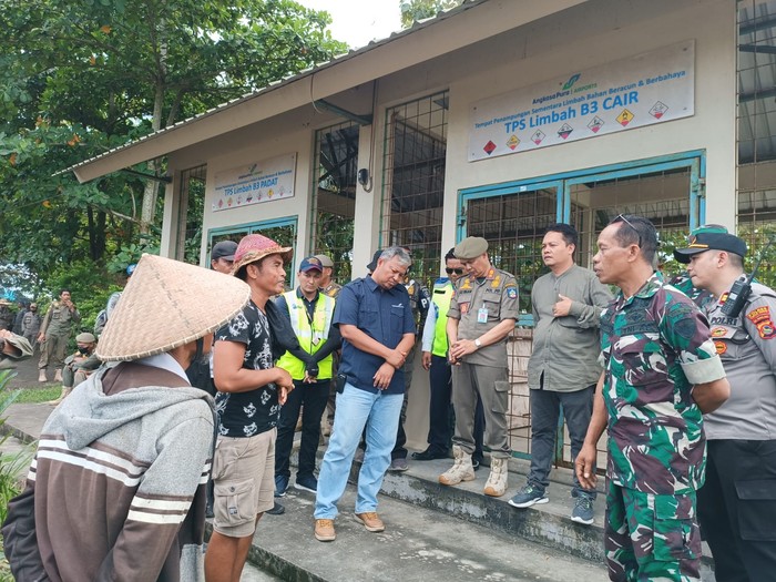 Salah satu peternak menolak mengeluarkan puluhan kerbaunya dari area Bandara Lombok, karena khawatir merusak padi warga di desanya.