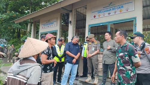Salah satu peternak menolak mengeluarkan puluhan kerbaunya dari area Bandara Lombok, karena khawatir merusak padi warga di desanya.