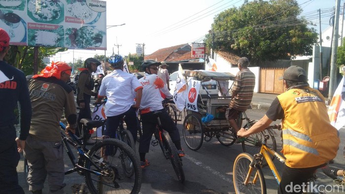 PKS daftarkan bacalegnya ke Kantor KPU Majalengka.