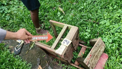 Polisi melakukan identifikasi pada kursi kayu yang rebah dan diduga dipakai DK saat gantung diri di ladang milik orang tuanya. (istimewa)