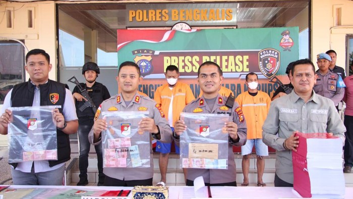Polisi menunjukkan barang bukti korupsi anggaran Pilkada 2020 di KPU Bengkalis. (Foto: Istimewa)