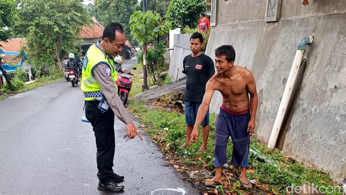 Polisi olah TKP kecelakaan 2 pelajar di Probolinggo