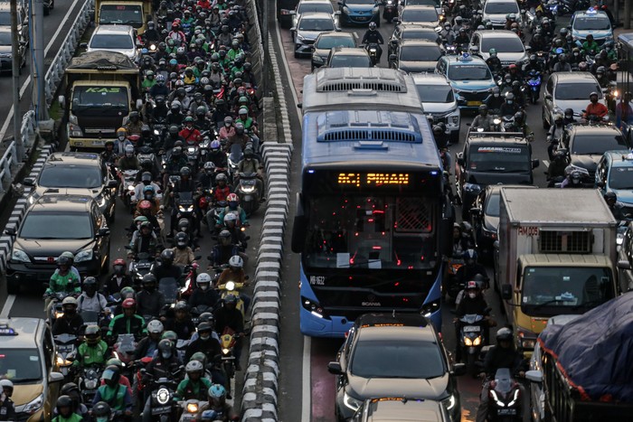 Sejumlah kendaraan terjebak kemacetan pada jam pulang kerja di Jalan Gatot Subroto, Jakarta, Selasa (9/5/2023). Pemerintah Provinsi DKI Jakarta masih mengkaji rencana perubahan jam kerja di DKI Jakarta yakni masuk pada jam 08.00 WIB dan 10.00 WIB dengan harapan dapat mengurangi kemacetan hingga 50 persen. ANTARA FOTO/Fauzan/YU