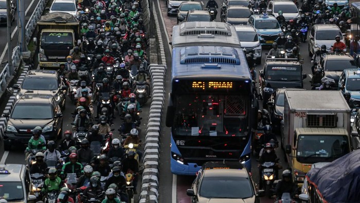 Potret Horornya Macet di Jakarta, Jam Kerja Jadi Dibagi 2? Sejumlah kendaraan terjebak kemacetan pada jam pulang kerja di Jalan Gatot Subroto, Jakarta, Selasa (9/5/2023). Pemerintah Provinsi DKI Jakarta masih mengkaji rencana perubahan jam kerja di DKI Jakarta yakni masuk pada jam 08.00 WIB dan 10.00 WIB dengan harapan dapat mengurangi kemacetan hingga 50 persen. ANTARA FOTO/Fauzan/YU