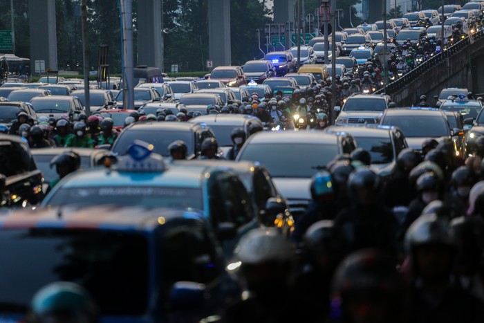 Sejumlah kendaraan terjebak kemacetan pada jam pulang kerja di Jalan Gatot Subroto, Jakarta, Selasa (9/5/2023). Pemerintah Provinsi DKI Jakarta masih mengkaji rencana perubahan jam kerja di DKI Jakarta yakni masuk pada jam 08.00 WIB dan 10.00 WIB dengan harapan dapat mengurangi kemacetan hingga 50 persen. ANTARA FOTO/Fauzan/YU