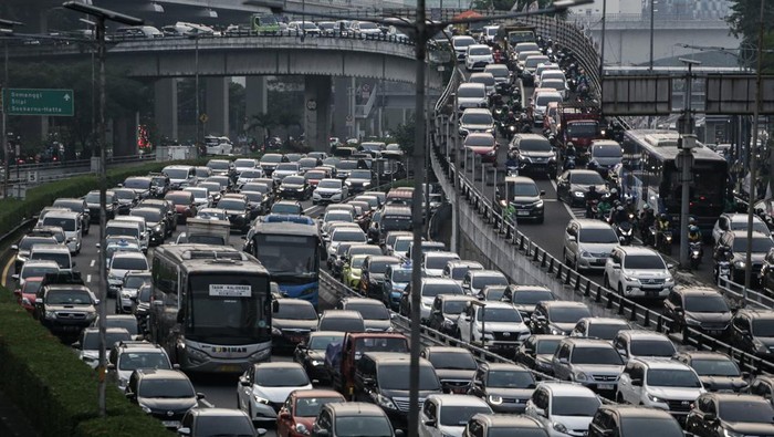 Sejumlah kendaraan terjebak kemacetan pada jam pulang kerja di Jalan Gatot Subroto, Jakarta, Selasa (9/5/2023). Pemerintah Provinsi DKI Jakarta masih mengkaji rencana perubahan jam kerja di DKI Jakarta yakni masuk pada jam 08.00 WIB dan 10.00 WIB dengan harapan dapat mengurangi kemacetan hingga 50 persen. ANTARA FOTO/Fauzan/YU
