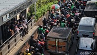 Pemandangan sehari-hari ini akibat tingginya volume kendaraan di Stasiun Palmerah khususnya pada saat jam berangkat dan pulang kerja.  