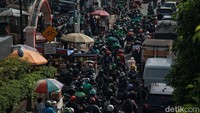 Selain itu, terpantau bahu jalan dimanfaatkan untuk parkir taksi, kendaraan ojek hingga PKL sehingga menyebabkan bottle neck yang membuat kemacetan semakin masif. 