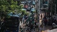 Masalah kemacetan pada waktu berangkat dan pulang kerja di Jalan Palmerah Timur atau tepatnya di samping Stasiun Palmerah, tidak kunjung teratasi meski kawasan sudah direvitalisasi. 