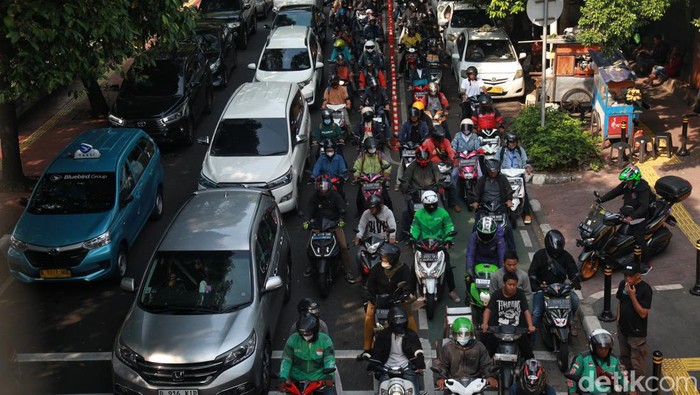 Para pengendara dari arah Pejompongan maupun Permata Hijau terjebak kemacetan di Jl Tentara Pelajar, Palmerah, Jakarta, Rabu (10/5/2023).