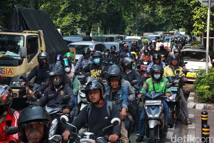 Para pengendara dari arah Pejompongan maupun Permata Hijau terjebak kemacetan di Jl Tentara Pelajar, Palmerah, Jakarta, Rabu (10/5/2023).
