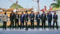 (Kiri-Kanan) Presiden Filipina Ferdinand Marcos, Jr., Perdana Menteri Singapura Lee Hsien Loong, Wakil Perdana Menteri dan Menteri Luar Negeri Thailand Don Pramudwinai, Perdana Menteri Vietnam Pham Minh Chinh, Presiden Indonesia Joko Widodo, Perdana Menteri Laos Sonexay Siphandone, Sultan Brunei Hassanal Bolkiah, Perdana Menteri Kamboja Hun Sen, Perdana Menteri Malaysia Anwar Ibrahim dan Perdana Menteri Timor Leste Taur Matan Ruak berbagi momen ringan saat sesi foto bersama pada KTT ASEAN ke-42 di Labuan Bajo, Nusa Tenggara Timur, Rabu (10/5/2023).