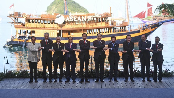 (Kiri-Kanan) Presiden Filipina Ferdinand Marcos, Jr., Perdana Menteri Singapura Lee Hsien Loong, Wakil Perdana Menteri dan Menteri Luar Negeri Thailand Don Pramudwinai, Perdana Menteri Vietnam Pham Minh Chinh, Presiden Indonesia Joko Widodo, Perdana Menteri Laos Sonexay Siphandone, Sultan Brunei Hassanal Bolkiah, Perdana Menteri Kamboja Hun Sen, Perdana Menteri Malaysia Anwar Ibrahim dan Perdana Menteri Timor Leste Taur Matan Ruak berbagi momen ringan saat sesi foto bersama pada KTT ASEAN ke-42 di Labuan Bajo, Nusa Tenggara Timur, Rabu (10/5/2023).
