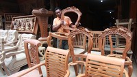 Pedagang kursi kayu jati dari wilayah Jepara, Jawa Tengah tersebut dijual dengan harga berkisar Rp 850 ribu hingga Rp 2 juta/kursi disesuaikan dengan ukuran kursi dan jenis ukirannya.