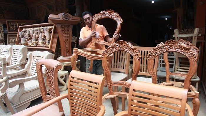 Potret Penjualan Kursi Kayu Ukir Jepara Pekerja menyelesaikan pembuatan kursi ukir Jepara di Toko Ainur Jepara Kawasan Jalan Padang Panjang, Jakarta, Rabu (10/5/2023). Pedagang kursi kayu jati dari wilayah Jepara, Jawa Tengah tersebut di jual dengan harga berkisar Rp850 ribu hingga Rp2 Juta/kursi disesuaikan dengan ukuran kursi dan jenis ukirannya. ANTARA FOTO/Reno Esnir/nz *** Local Caption ***