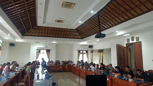 Puluhan pedagang ikan di pasar anyar singaraja mendatangi kantor DPRD Buleleng, mereka menolak direlokasi ke lantai dua, Rabu (10/5/2023). (IST)