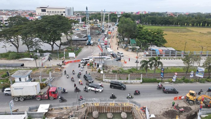 Rekayasa lalu lintas pemasangan bore pile Flyover Aloha.