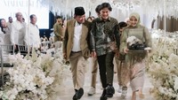 Bukan Sule kalau tidak membuat suasana mencair dan penuh tawa. Itulah yang terjadi saat Sule bersama Rizky Febian dan rombongan melangkah masuk ke lokasi acara lamaran. Foto: dok. Instagram Putri Delina