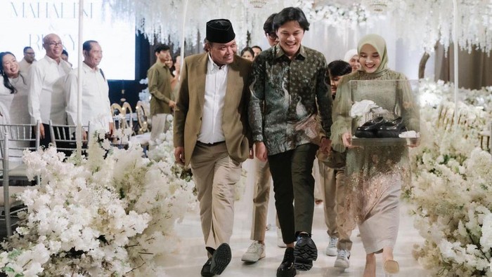 Momen Sule antar Rizky Febian melamar Mahalini.