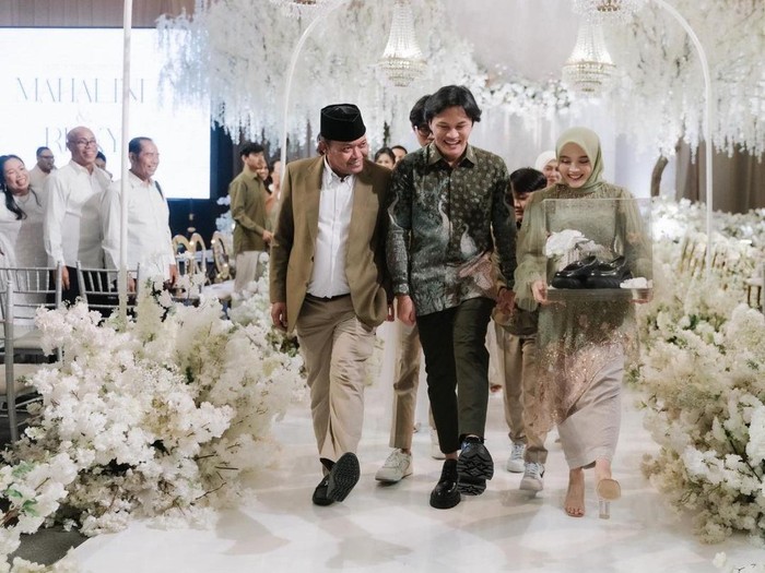 Momen Sule antar Rizky Febian melamar Mahalini.