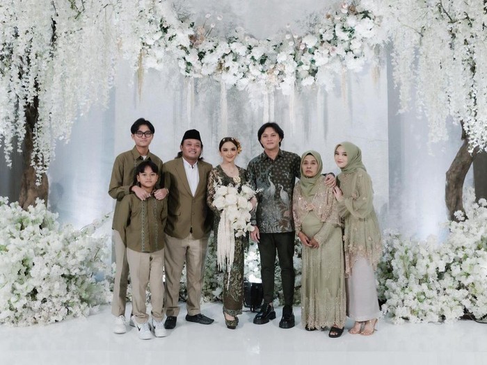 Momen Sule antar Rizky Febian melamar Mahalini.