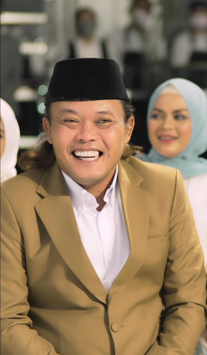 Momen Sule antar Rizky Febian melamar Mahalini.