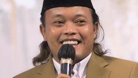 Ekspresi Sule penuh senyum saat memberikan sambutan di momen spesial putra sulungnya itu. Foto: dok. Instagram Rizky Febian.