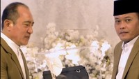 Momen ketika Sule memberikan simbolis seserahan kepada calon besan, ayahanda Mahalini. Kali ini wajah Sule terlihat lebih serius ke arah kamera. Foto: dok. Instagram