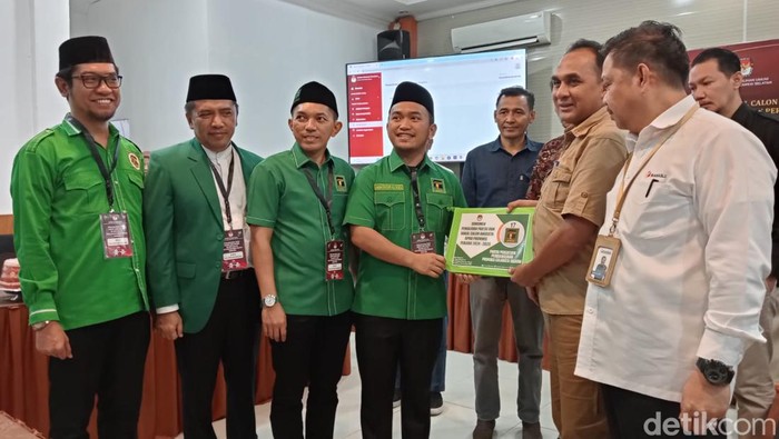 Rombongan PPP Sulsel mendaftarkan bacalegnya di Kantor KPU Sulsel, Makassar.