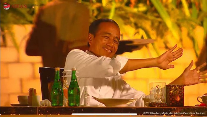Saat Jokowi berjoget saat Maumere di jamuan makan malam KTT ke-42 ASEAN.