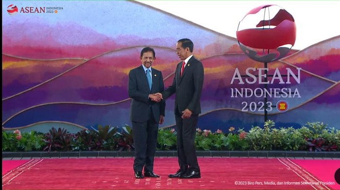Saat Jokowi menyambut Sultan Brunei Darussalam Hassanal Bolkiah.