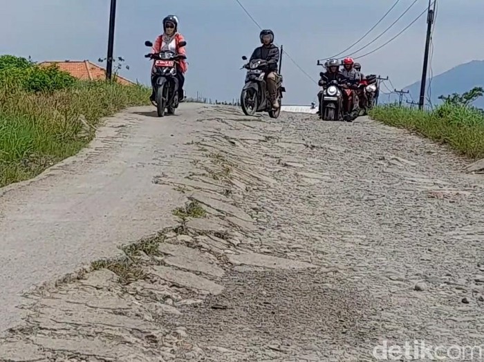 Salah satu ruas jalan yang rusak di Kabupaten Brebes, Jawa Tengah, Rabu (10/5/2023).