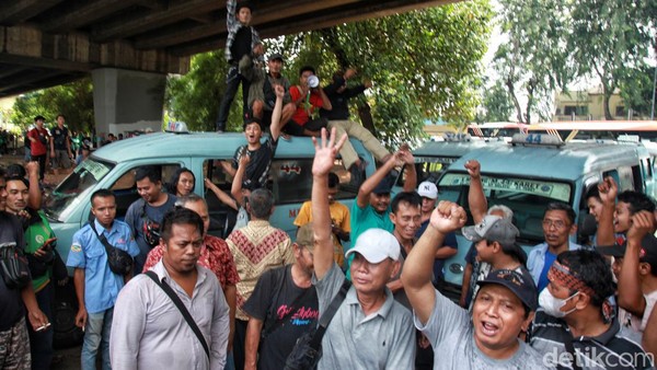 Protes soal JakLingko, Sopir Angkot Unjuk Rasa di Tebet Jaksel