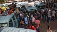 Menurut para sopir, armada bus JakLingko bertambah 2 unit menjadi 6 unit tanpa pemberitahuan dan mengurangi jumlah penumpang angkutan perkotaan (angkot).   