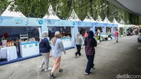 Puluhan booth berjejer di kawasan ini.