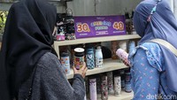 Pengunjung tengah memilih beragam botol minum yang dipamerkan.