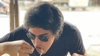 Terlepas dari berita ini, anak kedua dari pasangan Ahmad Dhani dan Maia Estianty ini rupanya hobi kulineran di warung. Seperti ketika El Rumi lahap menyantap lontong balap dan sate kerang. Foto: Instagram @elelrumi