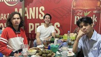 Tampaknya mantan Marsha Aruan itu suka menikmati makanan kaki lima. Kali ini El, adiknya Dul, dan kerabatnya menikmati coto Makassar setelah manggung. Foto: Instagram @elelrumi