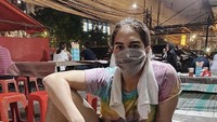 Dengan gaya santai, El Rumi sangat tidak sabar mencoba makanan di depannya. Kali ini El mencicipi berbagai hidangan Jepang bergaya kaki lima. Foto: Instagram @elelrumi